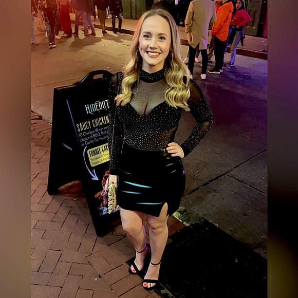 Welcome to my closet!! 🌺🌻 - Picture 6 of 12